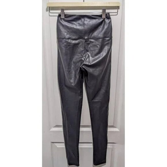 Aritzia Wilfred Free | Daria High-waisted Vegan Leather leggings in Black - Picture 3 of 8